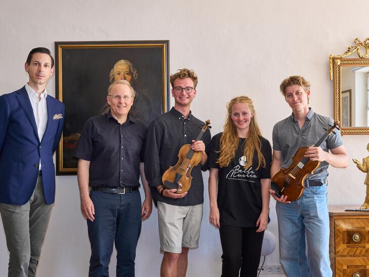 Linus Klumpner, Stefan David Hummel und Musiker*innen des Ensemble Bella Musica im Geburtshaus Mozarts in Salzburg Linus Klumpner, Stefan David Hummel und Musiker*innen des Ensemble Bella Musica im Geburtshaus Mozarts in Salzburg
