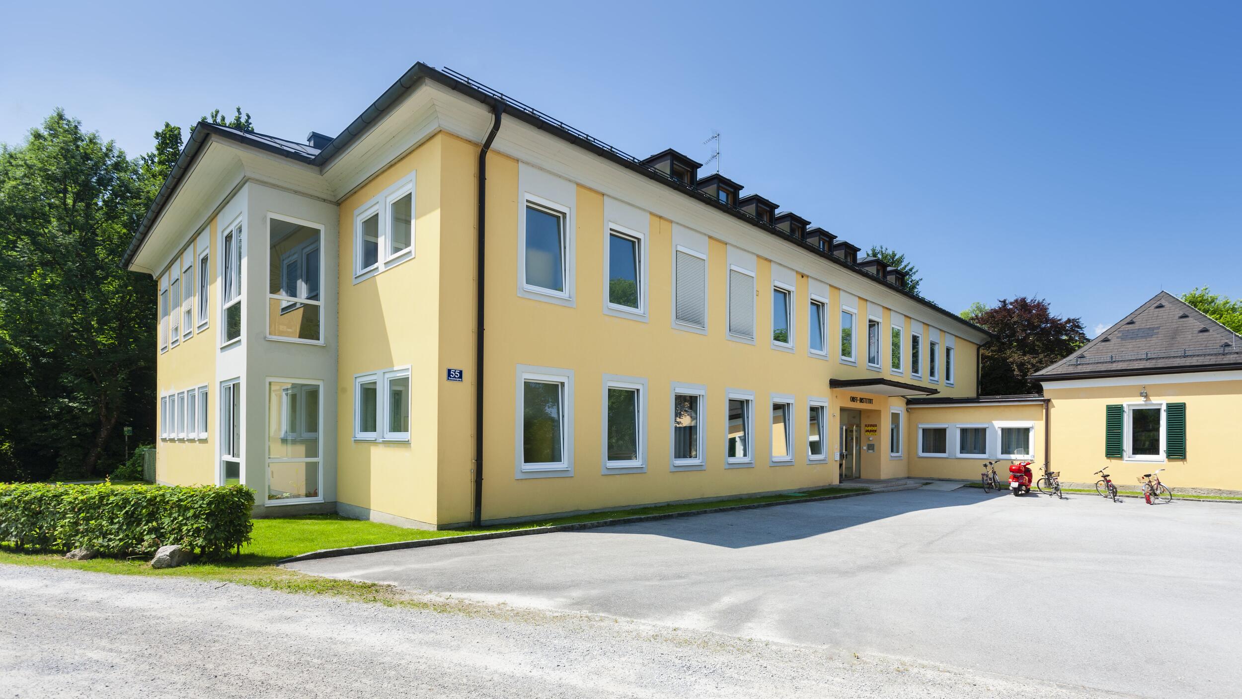 Orff-Institut, gelbes Gebäude von außen