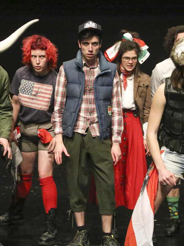 Am Königsweg | © Manuela Seethaler Schauspieler*innen mit Helmen, Fellen und mit Flaggen auf der Bühne | © Manuela Seethaler