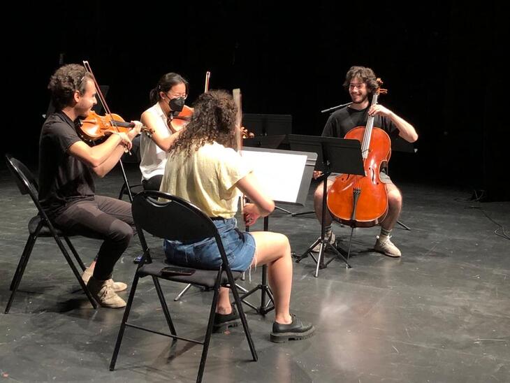 Streichquartett im Spotlight auf einer Bühne | © Universität Mozarteum