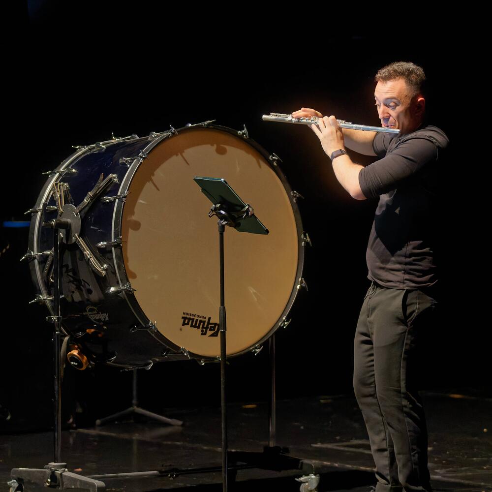 Musiker mit Querflöte, dahinter große Trommel | © Christian Schneider