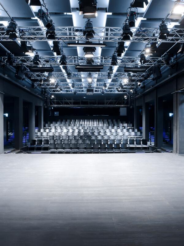 © Christian Schneider Theaterraum mit großer leerer Bühne und bestuhltem Zuseherraum | © Christian Schneider