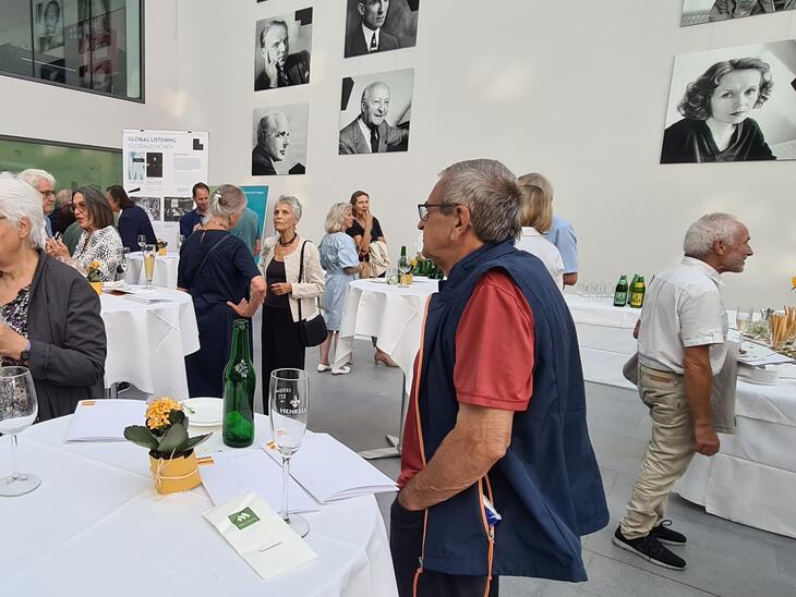 Alumnitreffen im Foyer des Mozarteum, dahinter Buffet | © Stefan David Hummel