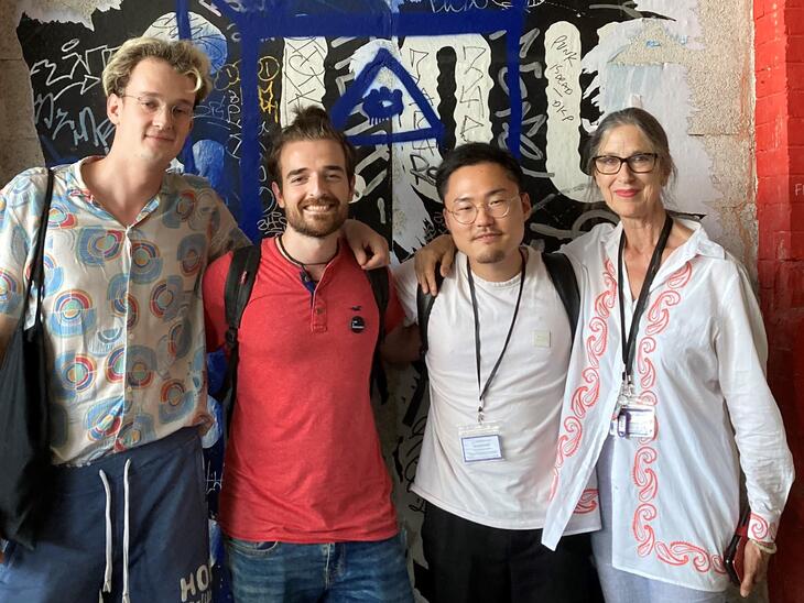 Rektorin Prof.in Elisabeth Gutjahr mit den Kompositionsstudenten  Johannes Brömmel, Alfran García und Seung Ju Noh in Marseille. ARCO 2023 | © Stefan David Hummel