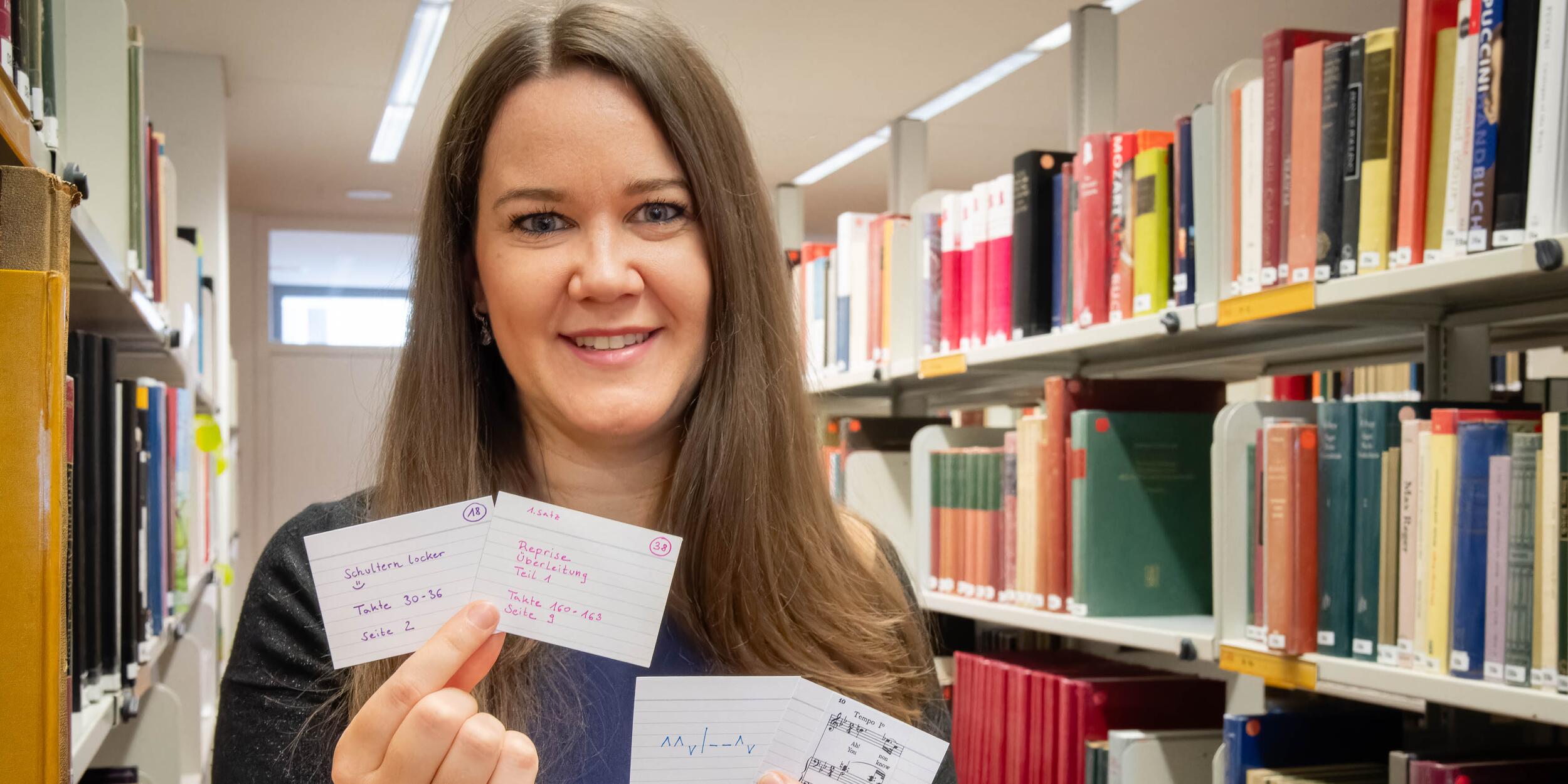 Elisabeth Eder mit Gedächtniskarten | © Christian Schneider