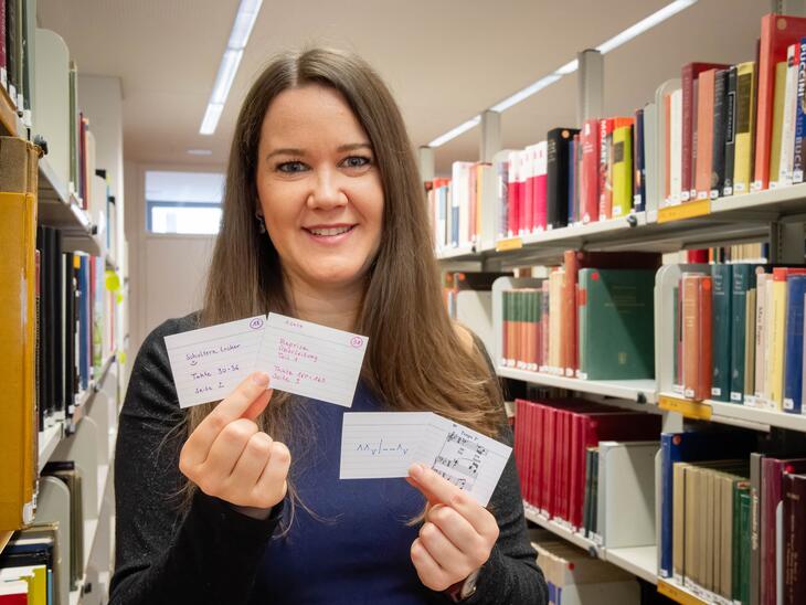 Elisabeth Eder mit Gedächtniskarten | © Christian Schneider