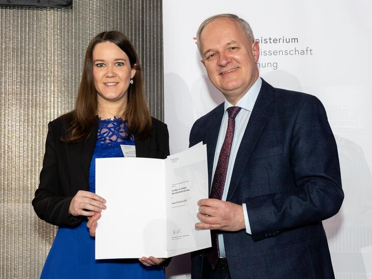 Frau in blauem Kleid, Mann mit Anzug, halten ein Zertifikat in die Kamera | © Martin Lusser