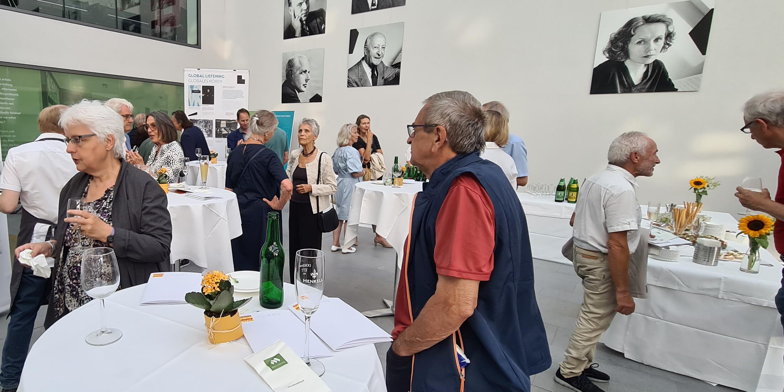 Alumnitreffen im Foyer des Mozarteum, dahinter Buffet | © Stefan David Hummel