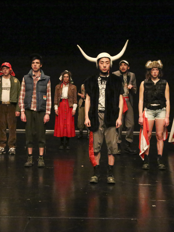 Am Königsweg | © Manuela Seethaler Schauspieler*innen mit Helmen, Fellen und mit Flaggen auf der Bühne | © Manuela Seethaler