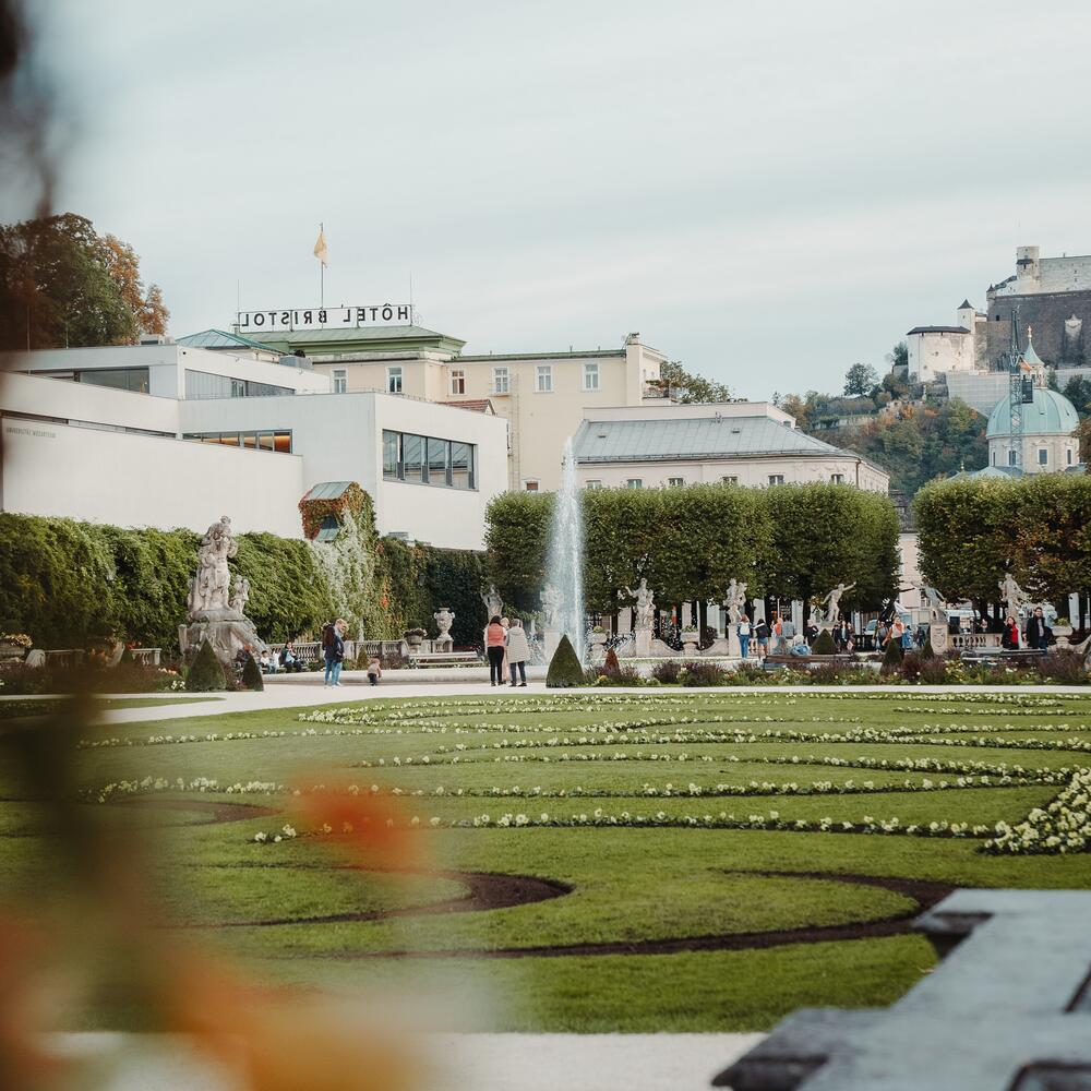 Foto aus dem Mirabellgarten auf das Mozarteum | © Chris Kursikowski