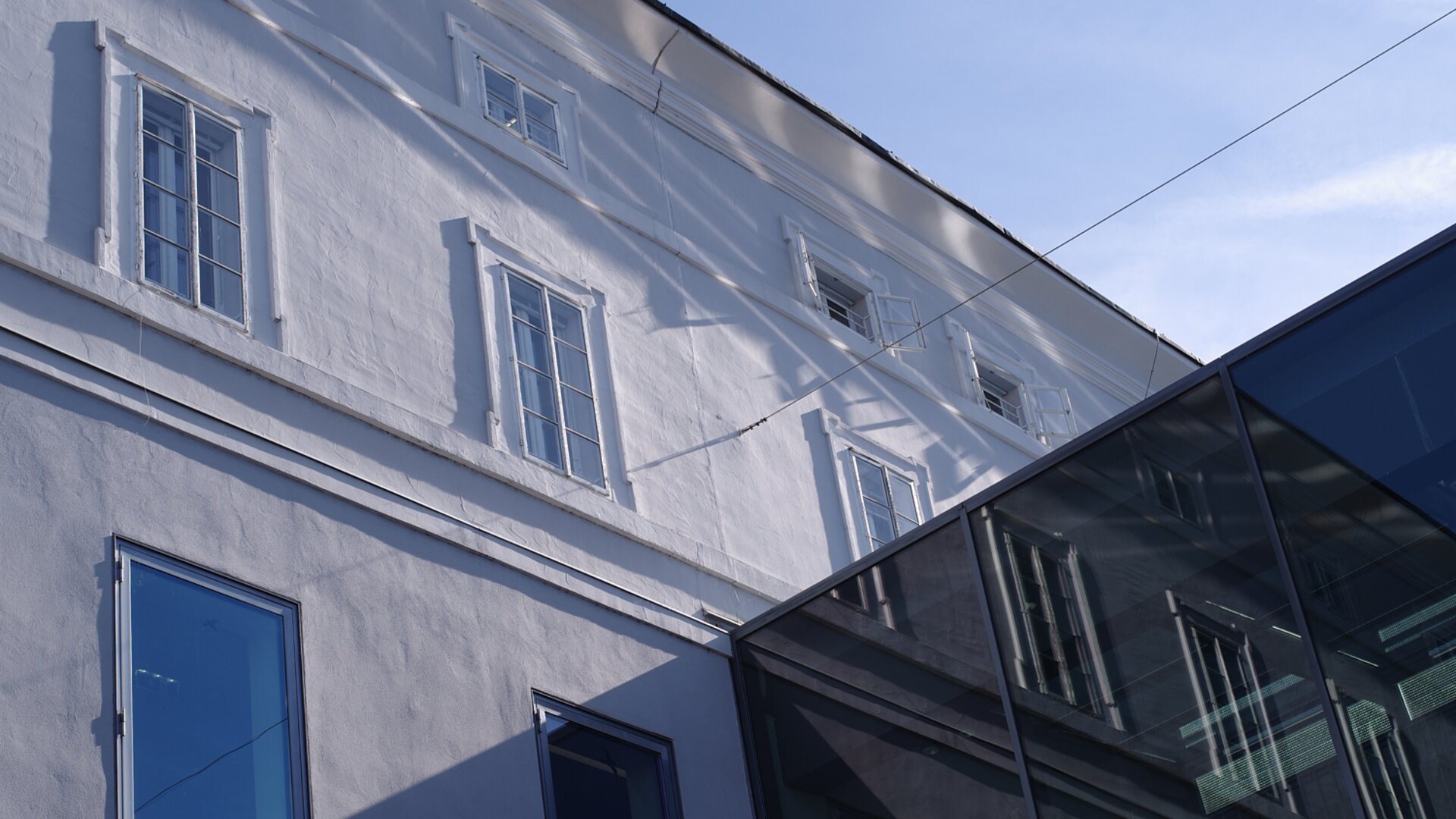 Fassade des Mozarteums, nach oben fotografiert, rechts ein Teil des verglasten Foyers | © Elsa Okazaki