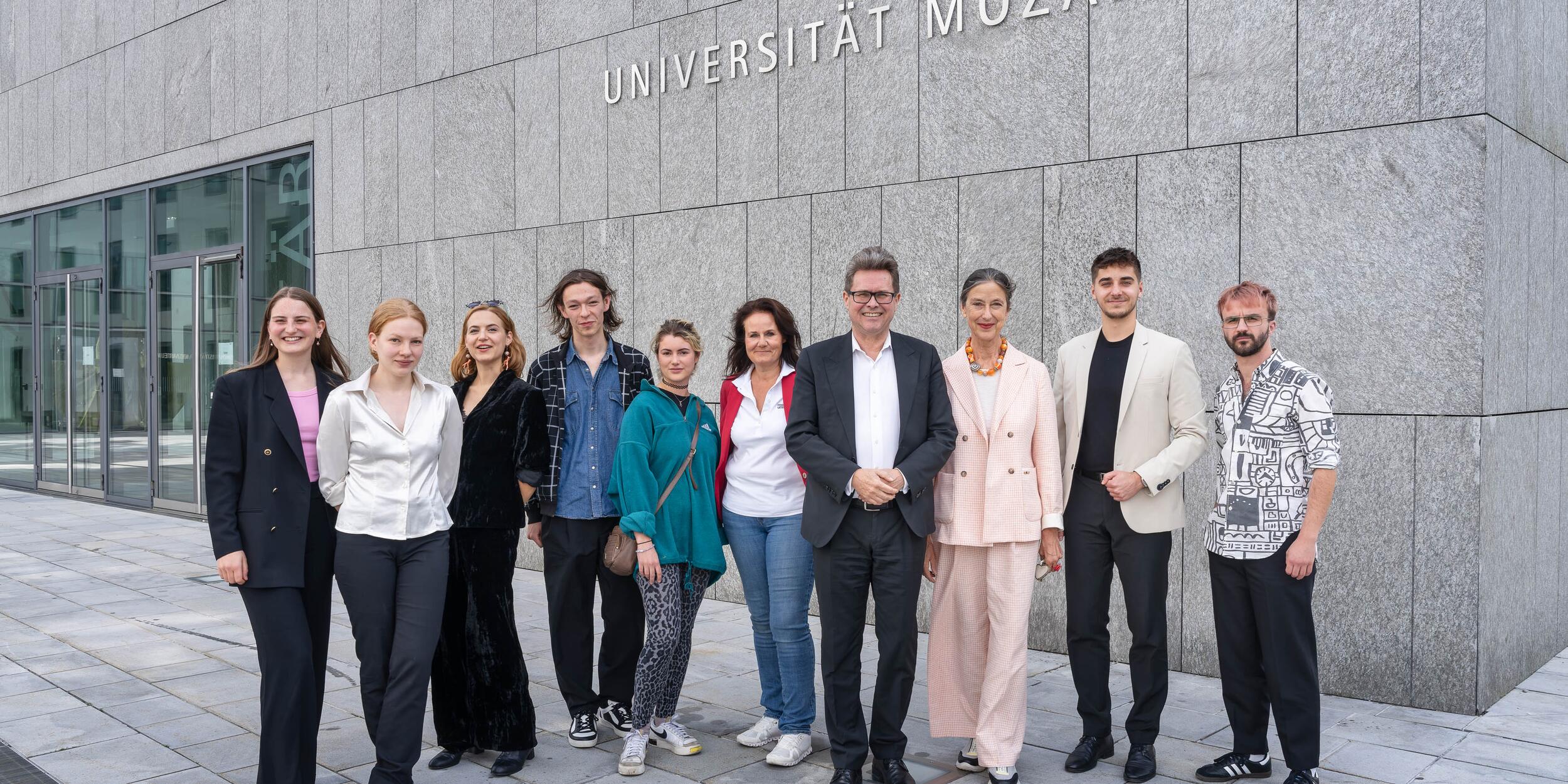 v.l.n.r.: Sophie Thammer, Juliette Larat, Giulia Giammona, Colin Johner, Laura Trilsam, Vizerektorin Anastasia Weinberger, Bildungsminister Martin Polaschek, Rektorin Elisabeth Gutjahr, Matteo Ivan Rašić, Joachim Gottfried Goller | © Christian Schneider