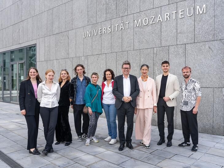 v.l.n.r.: Sophie Thammer, Juliette Larat, Giulia Giammona, Colin Johner, Laura Trilsam, Vizerektorin Anastasia Weinberger, Bildungsminister Martin Polaschek, Rektorin Elisabeth Gutjahr, Matteo Ivan Rašić, Joachim Gottfried Goller | © Christian Schneider