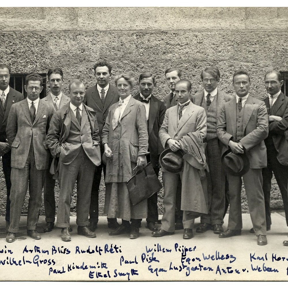 Historisches schwarz-weiß Foto einer Gruppen von Menschen von 1922 | © King's College Cambridge Archive, EJ Dent Papers