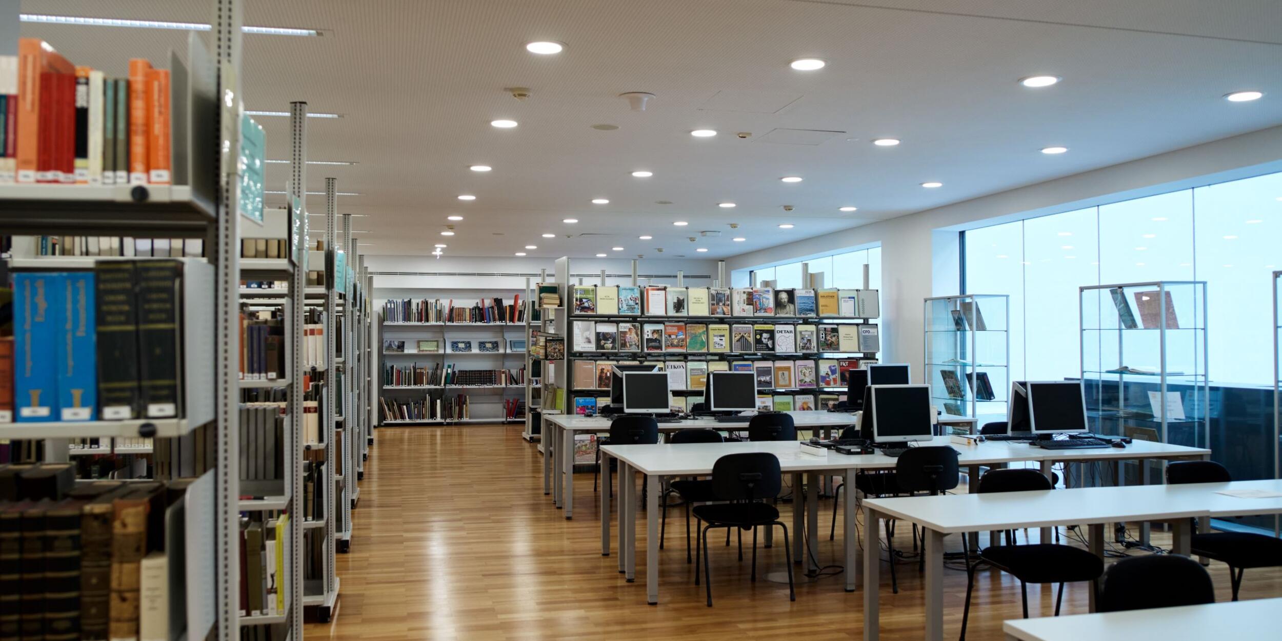 Bibliothek, Foto durch Bücherregale | © Elsa Okazaki