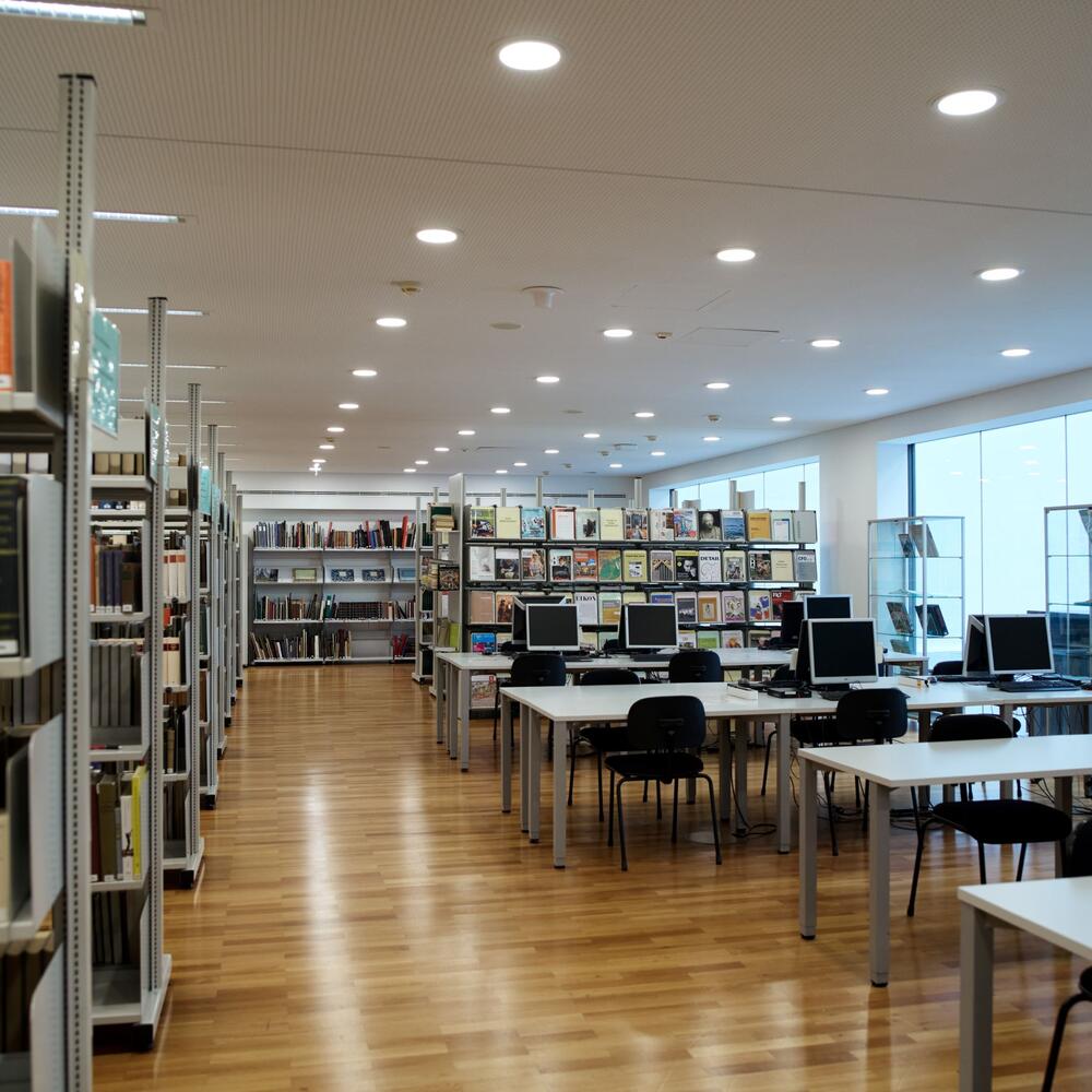 Bibliothek, Foto durch Bücherregale | © Elsa Okazaki