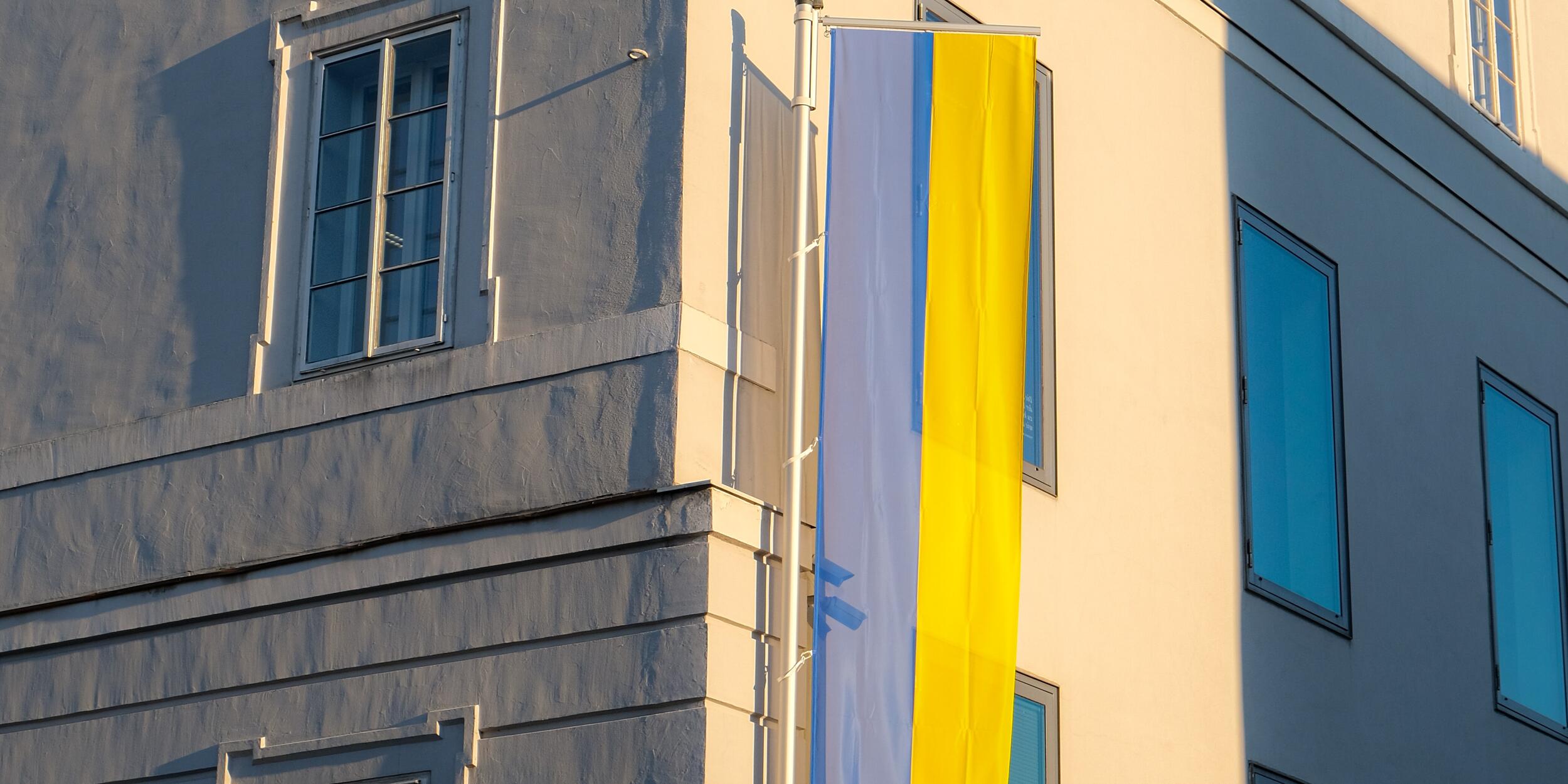 Fassade des Mozarteums, am Fahnenmast die ukrainische Flagge | © Kateryna I.