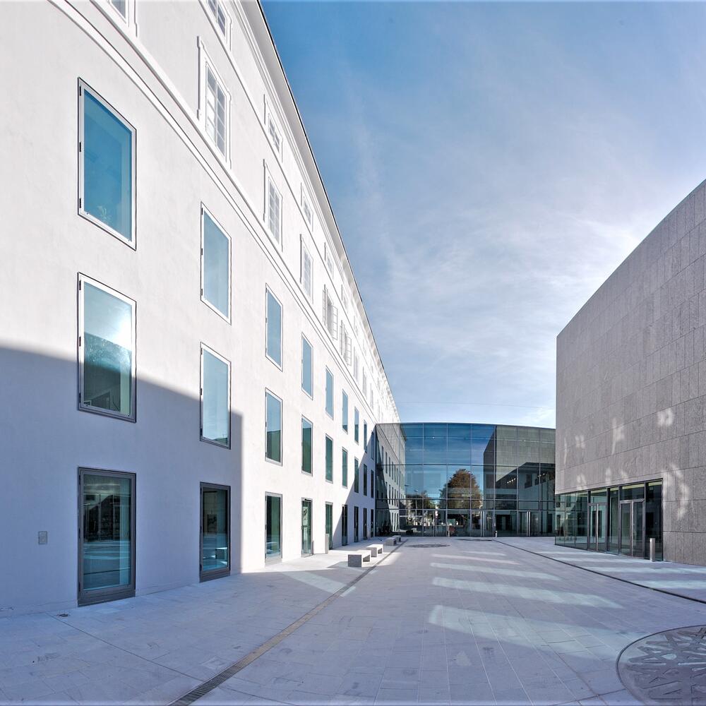 Vorplatz des Mozarteums, Panoramaaufnahme, helle Fassaden im Sonnenlicht | © Christian Schneider