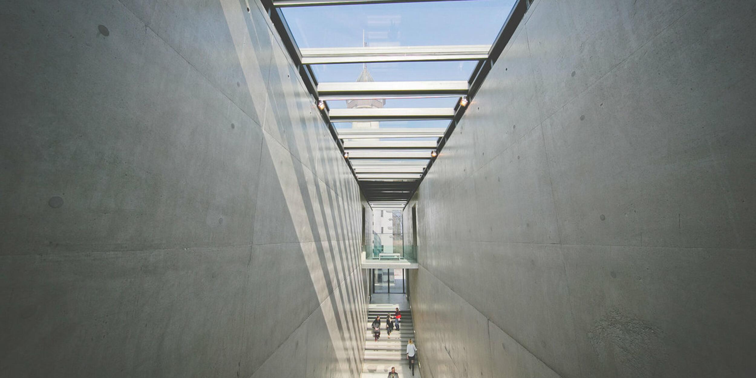 Treppenhaus Museum der Moderne, Sichtbeton und gläserne Decke | © wildbild