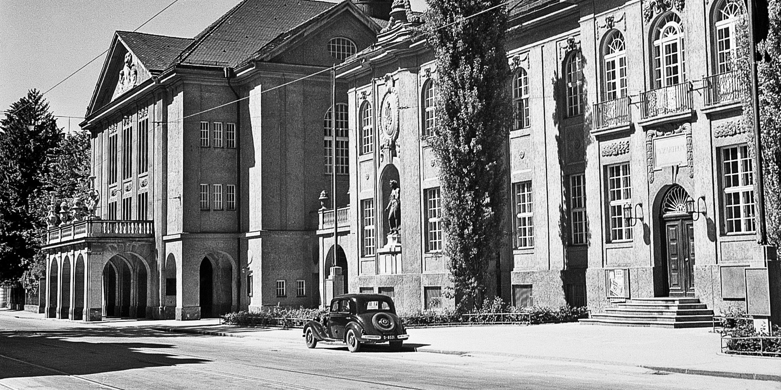 Mozarteum, Hauptfassade Am 13. Juni 1939 feierte das Mozarteum mit einem Festakt das 25-jährige Bestehen des Mozarthauses und die Erhebung zur Hochschule für Musik. | © Stadtarchiv Salzburg, Fotoarchiv Franz Krieger