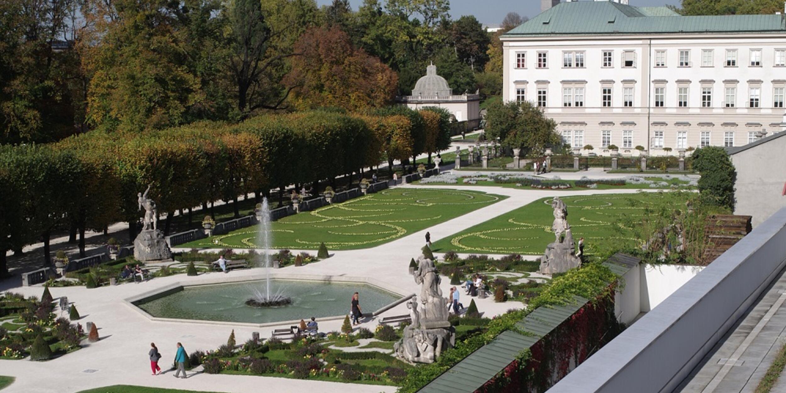 Blick in den Mirabellgarten von der Dachterrasse des Mozarteums | © Elsa Okazaki