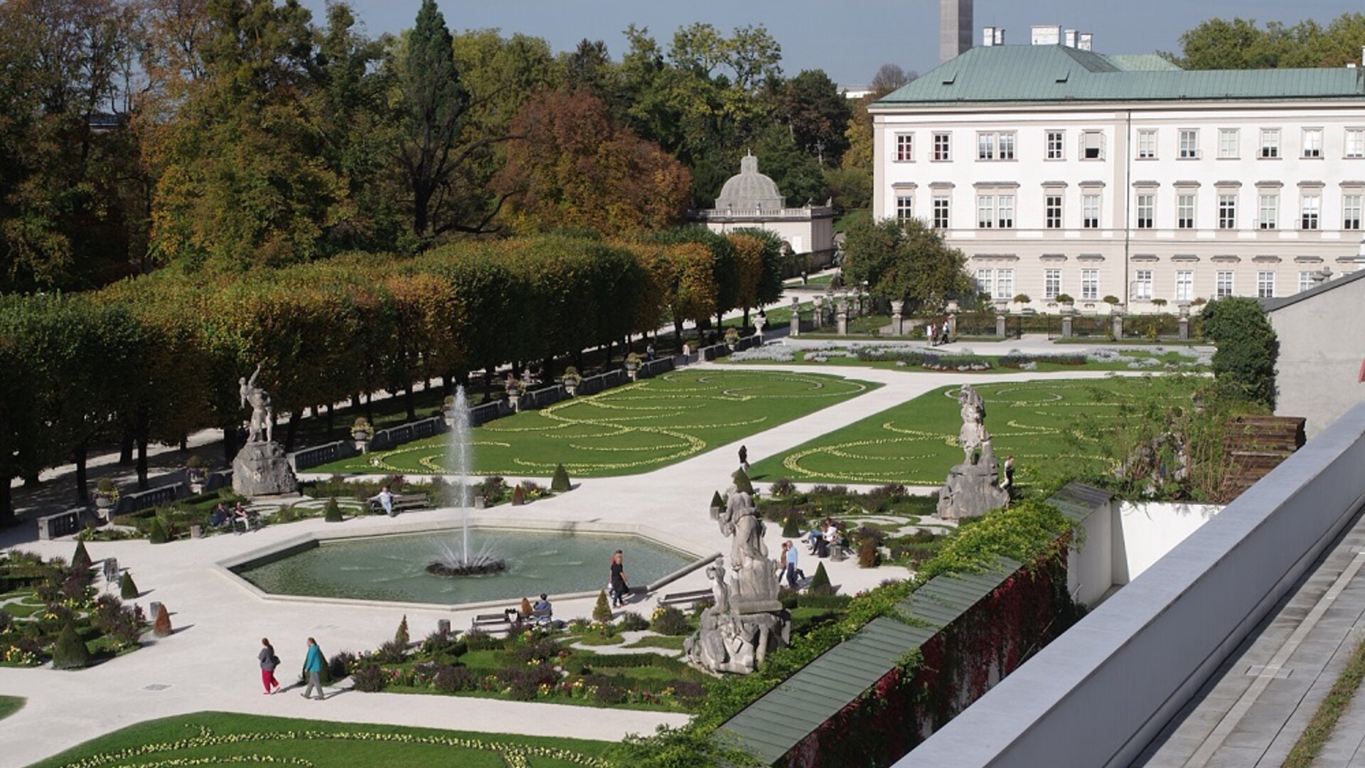 Blick in den Mirabellgarten von der Dachterrasse des Mozarteums | © Elsa Okazaki