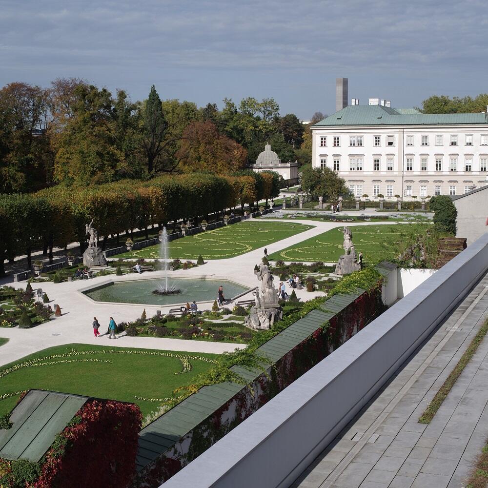 Blick in den Mirabellgarten von der Dachterrasse des Mozarteums | © Elsa Okazaki