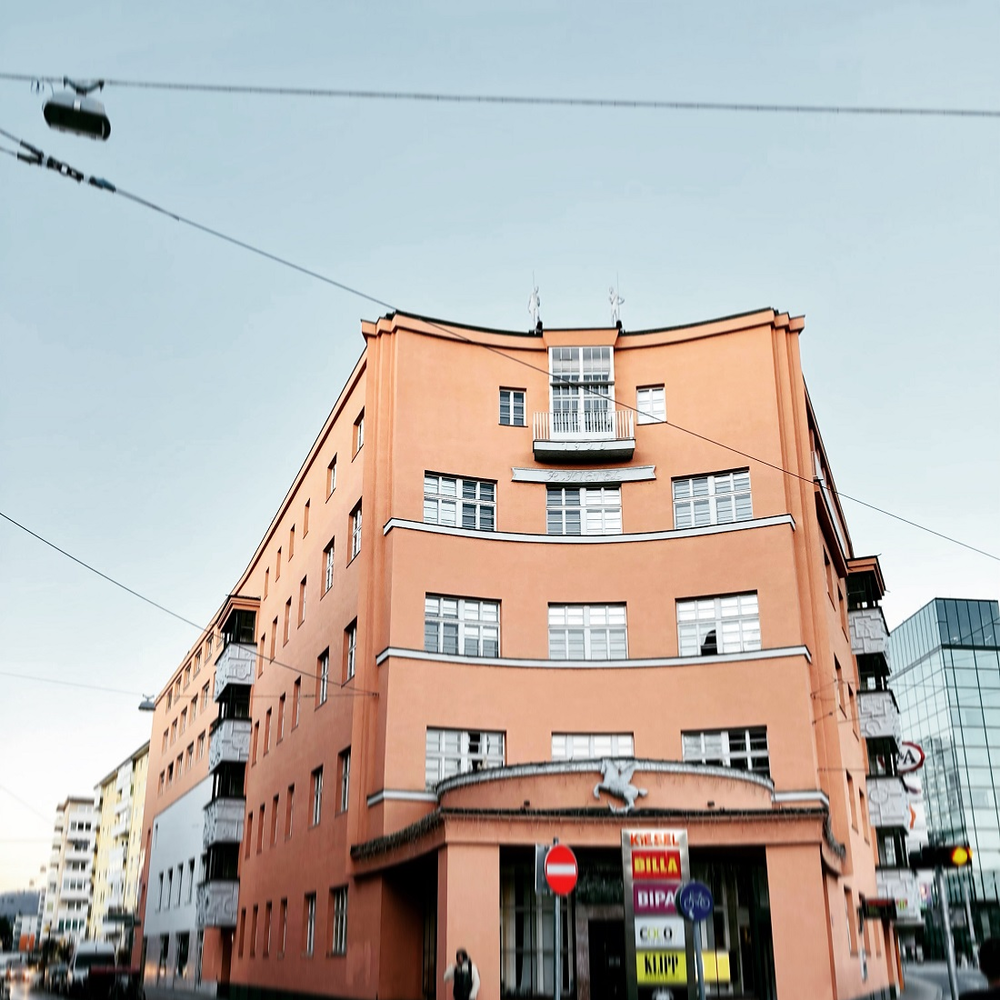 Rosa Gebäude von der Straße fotografiert