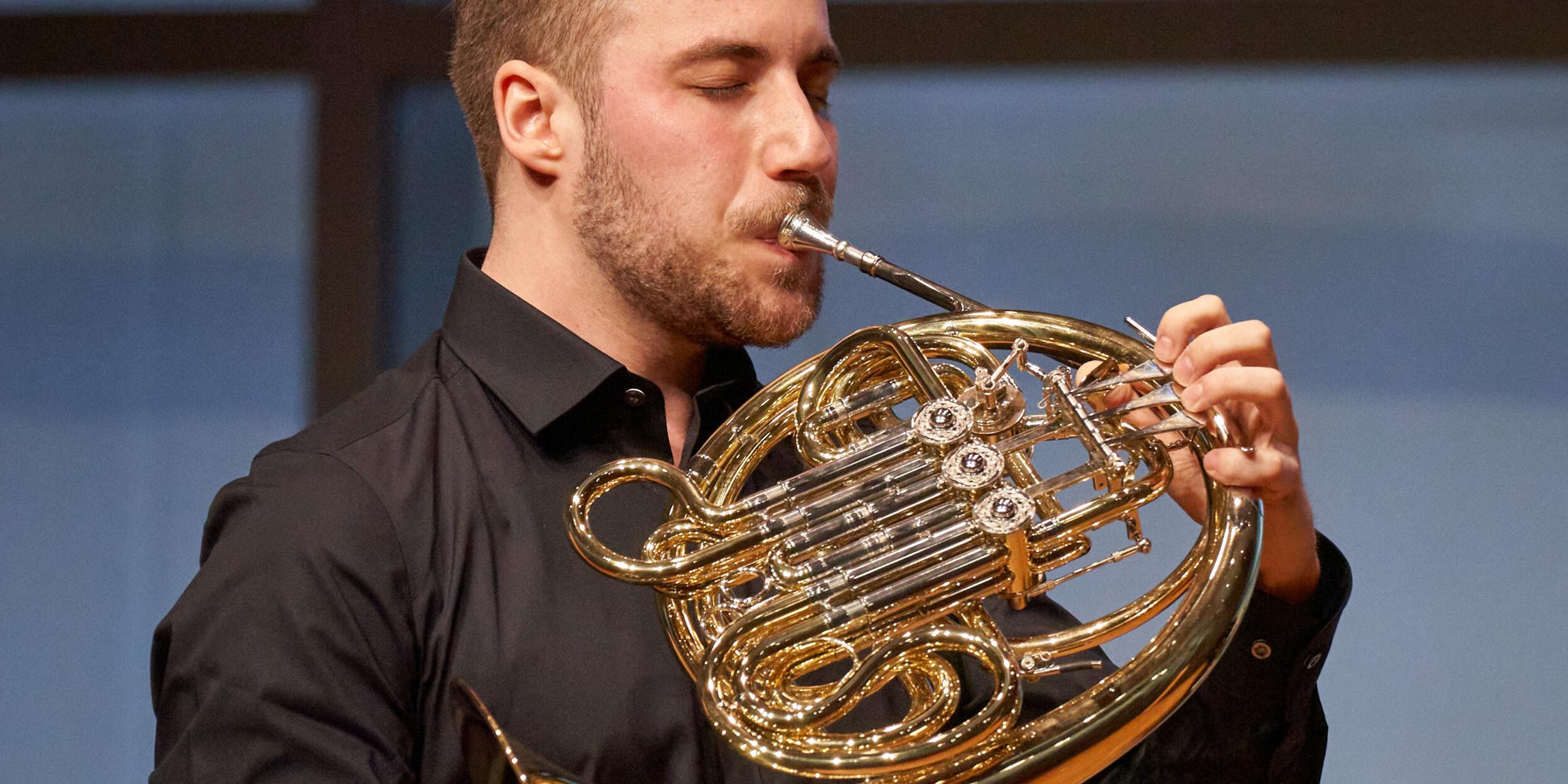 Junger Mann spielt Horn | © Christian Schneider