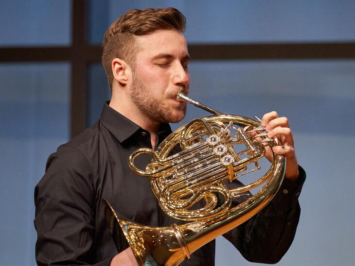 Junger Mann spielt Horn | © Christian Schneider