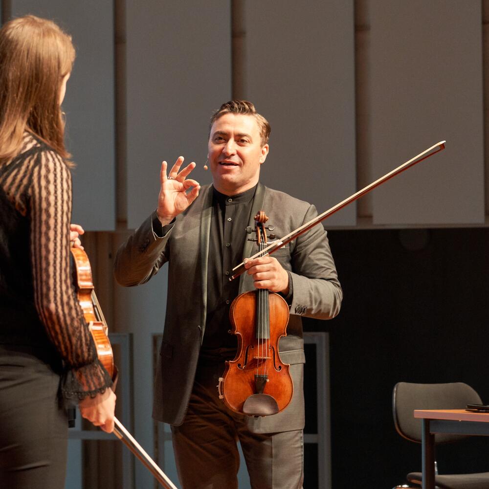 Maxim Vengerov spricht mit einer Studiernden auf der Bühne | © Christian Schneider